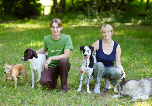 Dörte Kasner und Heiko Kasner mit Hunden auf einer Wiese Dörte Kasner und Heiko Kasner mit Hunden auf einer Wiese